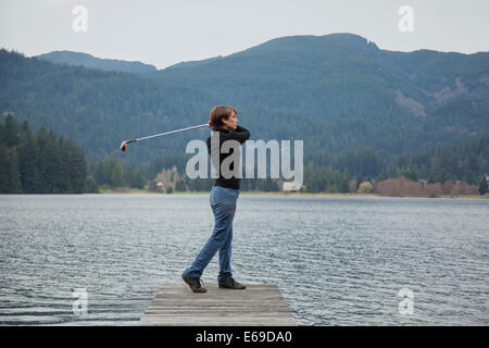 La donna caucasica golf nel lago Foto Stock
