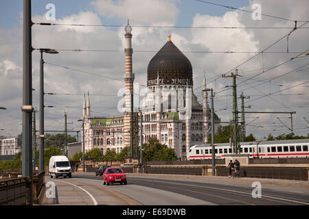 Ex fabbrica di sigarette edificio Yenidze e il traffico a Dresda in Sassonia, Germania, Europa Foto Stock