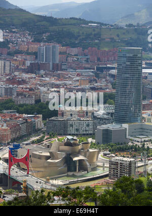 BILBAO, Spagna - 10 luglio 2014: Panorama sul centro di Bilbao, Paesi Baschi, con il famoso museo Guggenheim di Bilbao Foto Stock