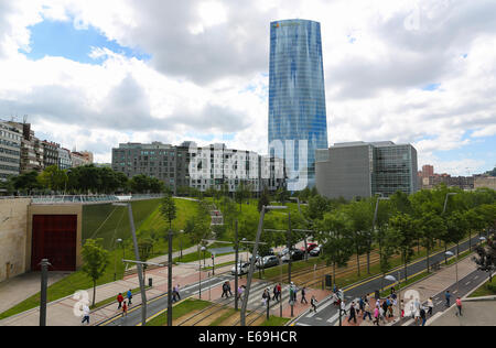 BILBAO, Spagna - 10 luglio 2014: persone non identificate a piedi nella parte anteriore del Iberdrola Tower nel centro di Bilbao, conteggio basco Foto Stock