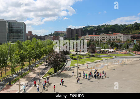 BILBAO, Spagna - 10 luglio 2014: persone non identificate nel centro di Bilbao, Paesi Baschi. Foto Stock