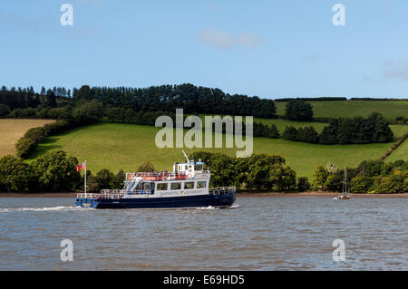 Castello di Dartmouth a galla sul fiume Dart,a galla, appartamenti, architettura, blu, barca, edifici, Capitano, Castello, nubi craf Foto Stock