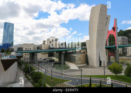 BILBAO, Spagna - 10 luglio 2014: il famoso museo Guggenheim nel centro di Bilbao, Paesi Baschi, creato dall'architetto Foto Stock