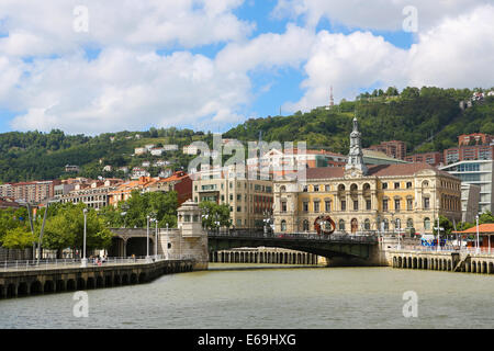 BILBAO, Spagna - 10 luglio 2014: vista sul centro di Bilbao, Paesi Baschi. Foto Stock