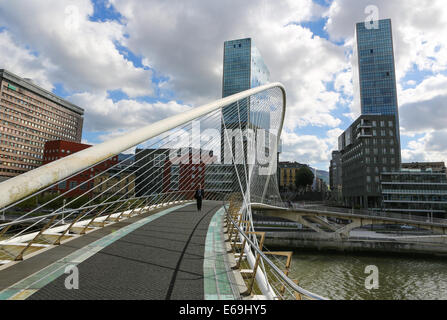 BILBAO, Spagna - 10 luglio 2014: il famoso ponte Zubizuri nel centro di Bilbao, Paesi Baschi. Foto Stock