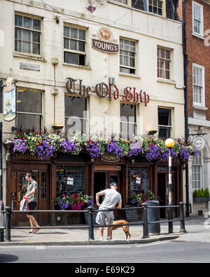 La vecchia nave tradizionale Pub Inglese esterno con cesti di fiori in estate - Richmond upon Thames, Surrey, London, Regno Unito Foto Stock