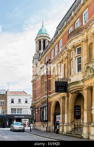 Richmond Vecchio Municipio con decorativi in pietra lavoro, Richmond Upon Thames, Surrey, Greater London, Regno Unito Foto Stock