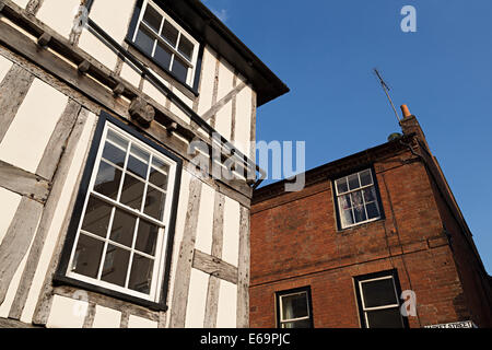 Graticcio e palazzi in mattoni rossi nel centro città, Ludlow, Shropshire, Inghilterra, Regno Unito Foto Stock