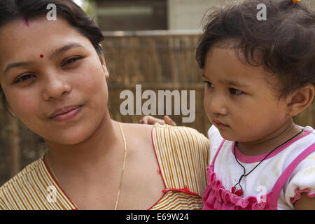 Madre e figlia giovane, Assam Foto Stock