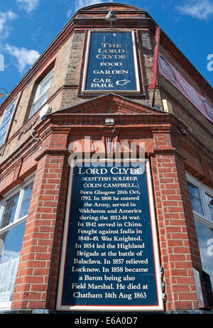 Esterno del signore clyde pub con bacheca che descrivono la vita del XIX secolo ufficiale dell'esercito britannico, Hounslow, Inghilterra Foto Stock