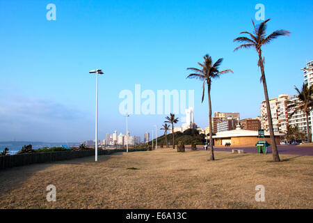 DURBAN, Sud Africa - Luglio 23, 2014: quattro persone godono di una tranquilla mattina presto sul Golden Mile beach front a Durban, Sud Africa Foto Stock