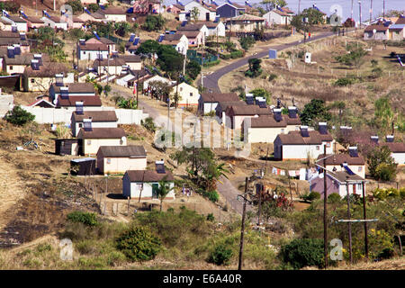 Durban, Sud Africa - Luglio 23, 2014: basso costo township case dotato di pannelli solari in verulum a Durban, Sud Africa Foto Stock