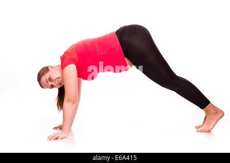 Donna incinta facendo esercizi ginnici isolate su sfondo bianco, attiva e sportiva, gravidanza sana maternità conce Foto Stock