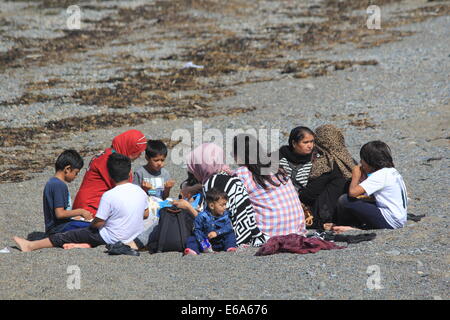 Una famiglia asiatica su Aberystwyth Beach godendo un picnic Foto Stock