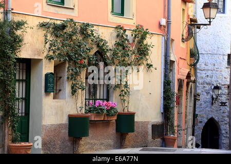 Strada del medievale borgo arroccato di Roquebrune. Riviera francese. Foto Stock