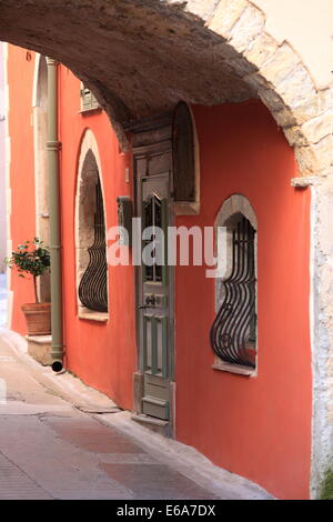 Strada del medievale borgo arroccato di Roquebrune. Riviera francese. Foto Stock