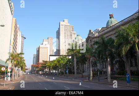 DURBAN, Sud Africa - Agosto 17, 2014: la mattina presto vista di pedoni e veicoli su Smith Street al di fuori della città di Hall in Foto Stock