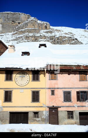 Il villaggio di Saint Dalmas le bocchetta sotto la neve in inverno nel Parco nazionale del Mercantour, Alpes-Maritimes, Francia Foto Stock