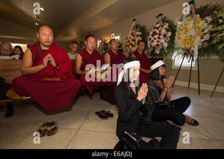 Monaci Tibetani, familiari e persone in lutto, Vietnamita funerale, memoriale di servizio, Little Saigon, City of Westminster, California Foto Stock