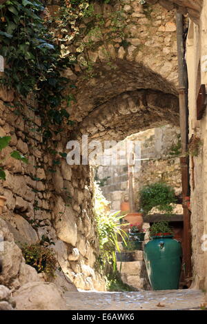 Il medievale borgo arroccato di Peillon. Foto Stock