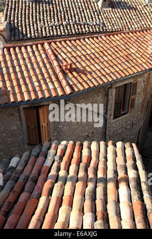 La parte superiore del tetto del medievale borgo arroccato di Peillon. Foto Stock