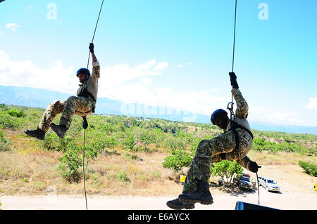 Trinidad e Tobago operazioni speciali ai membri del team di scendere dal rappel linee durante Fuerzas Comando 2014 a Fort Tolamaida, Colombia, 28 luglio 2014. Fuerzas Comando è un U.S. Comando sud-sponsorizzato per le operazioni speciali concorso di competenze e senior lea Foto Stock