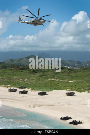 Un U.S. Marine Corps CH-53E Super Stallion elicottero sorvola un anfibio simulato beach assault durante il cerchio del Pacifico (RIMPAC) 2014 al Marine Corps base Hawaii Luglio 29, 2014. RIMPAC è un U.S. Flotta del pacifico-biennale ospitato multinazionale e marittima Foto Stock