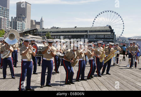 Stati Uniti Marines con il terzo aeromobile Marina Wing Band dare una prestazione come una parte della settimana Marino Seattle 2014, presso il centro di Seattle, Seattle, Wa., 30 luglio 2014. Settimana marino Seattle vetrine Marine Corps attrezzature, aeromobili e capacità tecnologiche Foto Stock