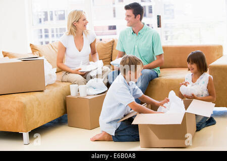 Famiglia,spostamento,muovendo in,lo spostamento Foto Stock