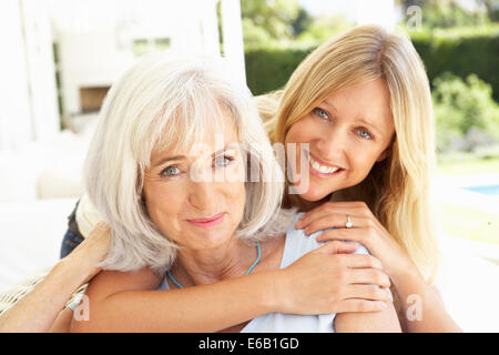 Madre,abbracciando,stare insieme,figlia Foto Stock