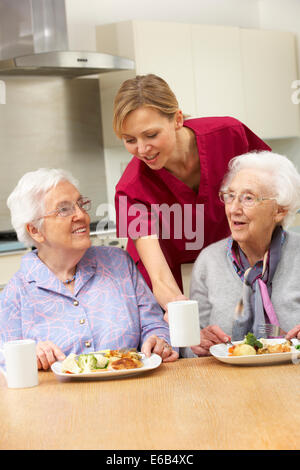 Senior, vecchio infermiere,casa di cura,il pensionamento,vecchie care Foto Stock