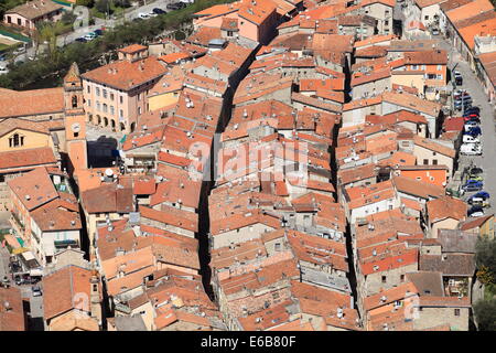 La parte superiore del tetto del villaggio di Breil sur roya nella valle della Roya nella parte posteriore paese delle Alpes Maritimes. Foto Stock