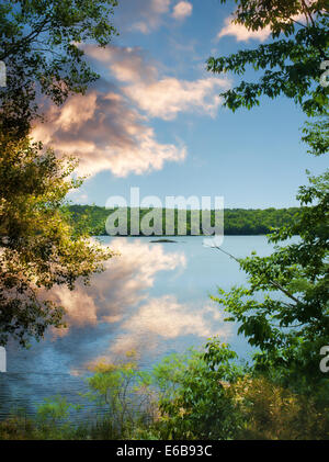 Una vista del lago piacevole in speculatore, New York nelle Montagne Adirondack Foto Stock