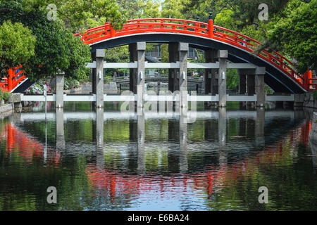 Osaka in Giappone presso il tamburo taiko ponte di Sumiyoshi Taisha Grand Santuario. Foto Stock