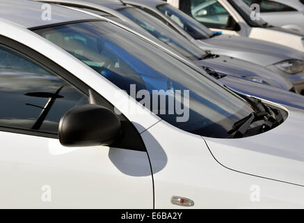 La congestione del traffico: Vista di automobili parcheggiate in affollato parco auto Foto Stock