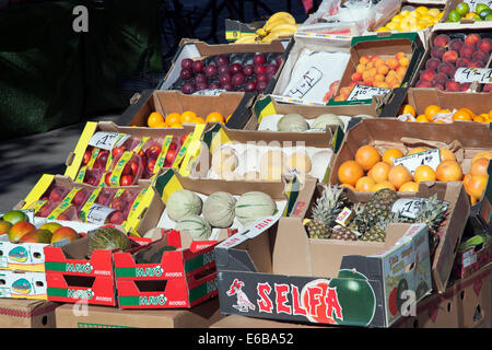 La frutta e la verdura bancarella di strada nella zona nord di Londra Foto Stock