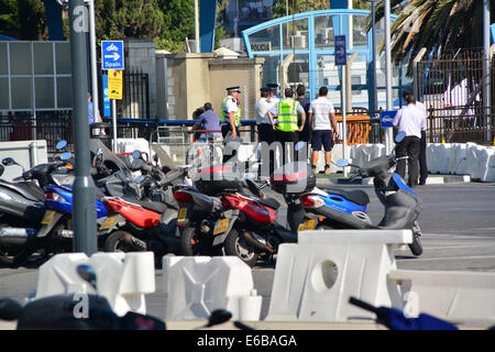 Gibilterra, 19 agosto 2014 - Senior classificato rappresentanti dalle dogane, Royal di Gibilterra e di polizia delle frontiere e le guardie costiere Agenzia sono oggi visto in un verbale di ispezione di frontiera. Un folto gruppo di funzionari in rappresentanza di ciascuna agenzia sono stati visti ispezione insieme il Commercial i punti di entrata e di uscita, punti di protezione alla frontiera, il flusso del traffico e di altre strutture nella zona. Il controllo avviene in un momento in cui i controlli alle frontiere e la sicurezza sono al centro della attenzione dei media. Credito: Stephen Ignacio/Alamy Live News Foto Stock