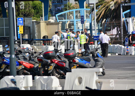 Gibilterra, 19 agosto 2014 - Senior classificato rappresentanti dalle dogane, Royal di Gibilterra e di polizia delle frontiere e le guardie costiere Agenzia sono oggi visto in un verbale di ispezione di frontiera. Un folto gruppo di funzionari in rappresentanza di ciascuna agenzia sono stati visti ispezione insieme il Commercial i punti di entrata e di uscita, punti di protezione alla frontiera, il flusso del traffico e di altre strutture nella zona. Il controllo avviene in un momento in cui i controlli alle frontiere e la sicurezza sono al centro della attenzione dei media. Credito: Stephen Ignacio/Alamy Live News Foto Stock