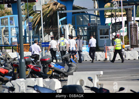 Gibilterra, 19 agosto 2014 - Senior classificato rappresentanti dalle dogane, Royal di Gibilterra e di polizia delle frontiere e le guardie costiere Agenzia sono oggi visto in un verbale di ispezione di frontiera. Un folto gruppo di funzionari in rappresentanza di ciascuna agenzia sono stati visti ispezione insieme il Commercial i punti di entrata e di uscita, punti di protezione alla frontiera, il flusso del traffico e di altre strutture nella zona. Il controllo avviene in un momento in cui i controlli alle frontiere e la sicurezza sono al centro della attenzione dei media. Credito: Stephen Ignacio/Alamy Live News Foto Stock