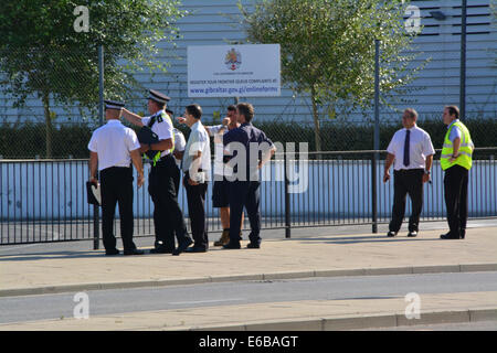 Gibilterra, 19 agosto 2014 - Senior classificato rappresentanti dalle dogane, Royal di Gibilterra e di polizia delle frontiere e le guardie costiere Agenzia sono oggi visto in un verbale di ispezione di frontiera. Un folto gruppo di funzionari in rappresentanza di ciascuna agenzia sono stati visti ispezione insieme il Commercial i punti di entrata e di uscita, punti di protezione alla frontiera, il flusso del traffico e di altre strutture nella zona. Il controllo avviene in un momento in cui i controlli alle frontiere e la sicurezza sono al centro della attenzione dei media. Credito: Stephen Ignacio/Alamy Live News Foto Stock