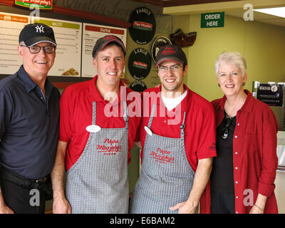 I clienti con i proprietari di piccole imprese di pizzeria,USA Foto Stock