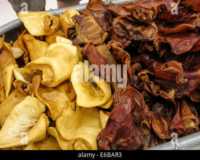 Suini essiccato orecchie cane tratta, Big R Ranch Store, Great Falls, Montana, USA Foto Stock