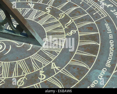 Primo piano del volto di un vecchio orologio solare. Foto Stock