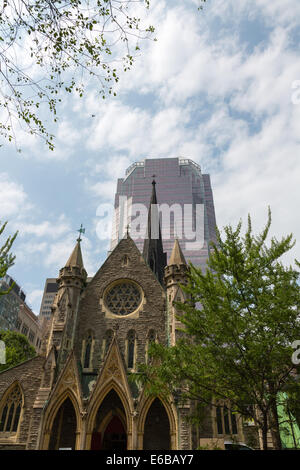 Vecchia chiesa di fronte ad un vetro moderno edificio per uffici a Montreal, Canada Foto Stock