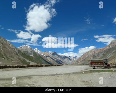 Rangdom Gompa e strada del villaggio di riposo, lo Zanskar, Ladakh, India, Himalaya Foto Stock