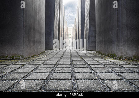 Vista dentro il memoriale dell'Olocausto (Memoriale al assassinato ebrei d'Europa) a Berlino Germania Foto Stock