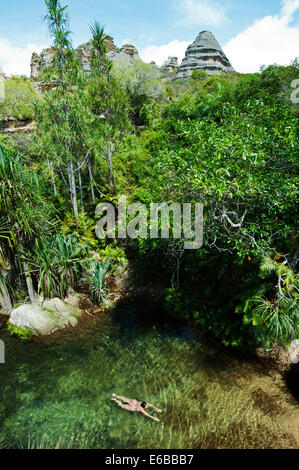 In Madagascar, il Parco Nazionale di Isalo, verde piscina naturale nelle piscine naturelle circuito. Foto Stock