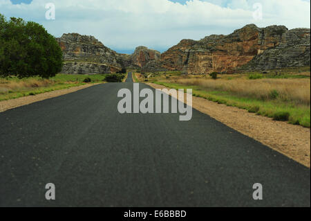 In Madagascar, il Parco Nazionale di Isalo, strada attraverso la formazione di roccia arenaria e massiccio. Foto Stock