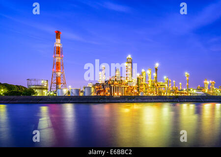 Le raffinerie di petrolio la linea un fiume di Yokkaichi, Giappone. Foto Stock