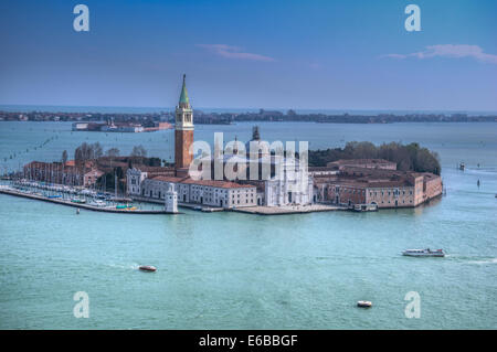 La Chiesa di San Giorgio Maggorie sulla sua isola di fronte a Piazza San Marco come visto dalla cima del Campanile di Venezia. Foto Stock